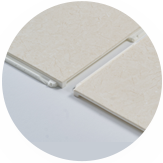 거실 구조에 맞춰 1mm 단위로 맞춤 시공하는 모습